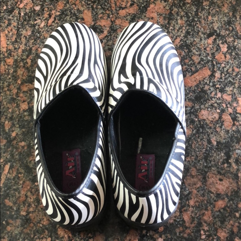 Black and white Sz9 air walk shoes